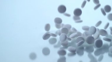 Asprin yavaş hareket halinde düşüyor