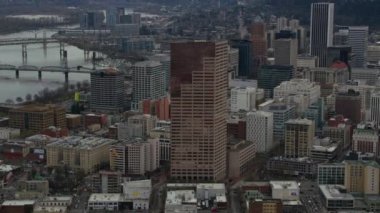 Portland şehir merkezinin, Oregon binalarının ve Willamette Nehri 'nin hava manzarası.