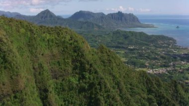 Oahu, Hawaii 2018 dolaylarında. Kaneohe Körfezi 'ne bakan uçurumların havadan görünüşü. Cineflex ve RED Epic-W Helyum ile çekilmiştir..
