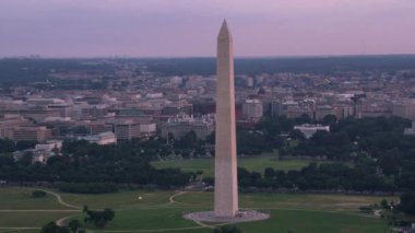 Washington, D.C. 2017 dolaylarında, Washington Anıtı 'nın ve Beyaz Saray' ın havadan görünüşü. Cineflex ve RED Epic-W Helyum ile çekilmiştir..