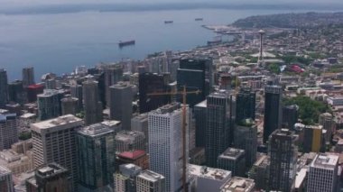 Seattle, Washington 2018 dolaylarında. Seattle, Washington şehir merkezinin hava görüntüsü. Helikopterden Cineflex gimbal ve RED Epic-W kamerasıyla çekildi..
