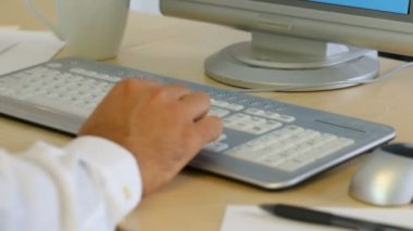 Ofis masasındaki klavyede daktilo yazan işadamlarının zaman çizelgesi.