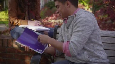 Kampüsteki üniversite öğrencileri avluda buluşuyor