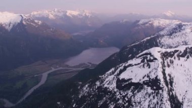British Columbia, Kanada 2018 dolaylarında. Karla kaplı dağ sırasının havadan görünüşü. Helikopterden Cineflex gimbal ve RED Epic-W kamerasıyla çekildi..