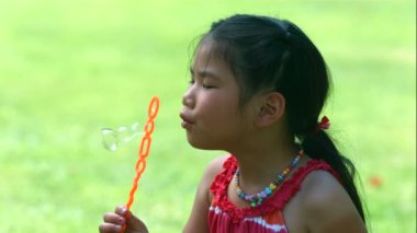 Baloncuk çıkaran genç bir kız, ağır çekimde. Saniyede 1000 kare hızla Hayalet Kamera ile çekiliyor..