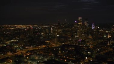 Philadelphia, Pennsylvania 2017 dolaylarında Philadelphia şehir merkezindeki gece hava manzaralı binalar. Cineflex ve RED Epic-W Helyum ile çekilmiştir..