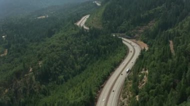 Oregon 2017 dolaylarında I-5 otobanı hava manzaralı Siskiyou Geçidi 'nden geçiyor.. 