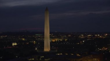 Washington, D.C. 2017 dolaylarında, Washington Anıtı 'nın gece hava görüntüsü. Cineflex ve RED Epic-W Helyum ile çekilmiştir..