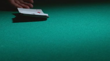 Kartları yavaş çekimde masaya fırlatmak