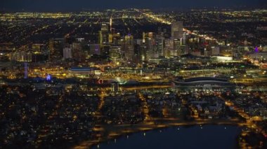 Denver, Colorado - 2017 dolaylarında: Geceleri Denver 'ın hava manzarası