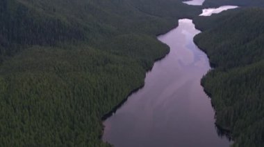 British Columbia, Kanada 2018 dolaylarında. Dağ gölünün üzerinde uçuyor. Helikopterden Cineflex gimbal ve RED Epic-W kamerasıyla çekildi..