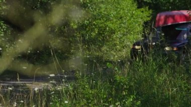 Oregon, ABD - 1 Ağustos 2014: Aile arabasıyla kamp alanına gitmek (Modeller tamamen serbest bırakıldı; Araç nedeniyle başyazı)