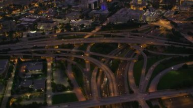 Atlanta, Georgia 2017 dolaylarında, Atlanta şehir merkezindeki kavşağın alacakaranlıkta çekilmiş görüntüsü. Cineflex ve RED Epic-W Helyum ile çekilmiştir..