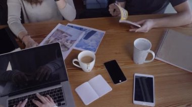 Gündelik iş yerinde çalışan genç iş adamlarının genel görüntüsü.