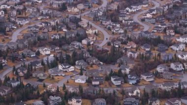 Anchorage, Alaska - 2018 dolaylarında Anchorage, Alaska 'daki evlerin havadan görünüşü. Helikopterden Cineflex gimbal ve RED Epic-W kamerasıyla çekildi..