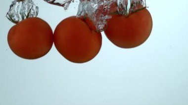 Domatesler suya yavaş çekimde sıçrıyor; Fantom Flex 4K 'de 1000 fps hızla çekiliyor.