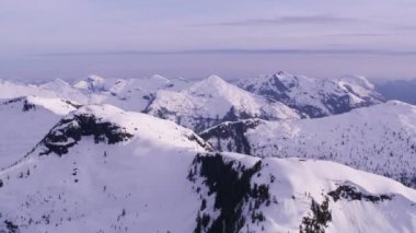 British Columbia, Kanada 2018 dolaylarında. Karla kaplı dağ sırasının havadan görünüşü. Helikopterden Cineflex gimbal ve RED Epic-W kamerasıyla çekildi..