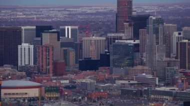 Denver, Colorado - 2017 dolaylarında: Alacakaranlıkta Denver şehir merkezinden uzaklaşın