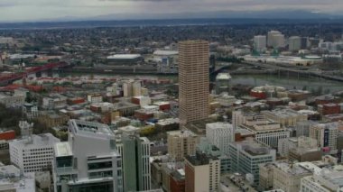 Portland şehir merkezinin, Oregon binalarının ve Willamette Nehri 'nin hava manzarası.