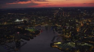 Baltimore, Maryland, takriben 2017, Baltimore şehir merkezinin gece manzarası. Cineflex ve RED Epic-W Helyum ile çekilmiştir..