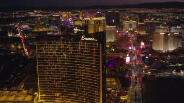 Las Vegas, Nevada 2017 dolaylarında Las Vegas Bulvarı üzerinde uçuyor. Cineflex ve RED Epic-W Helyum ile çekilmiştir..