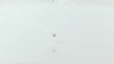 Süt akıyor ve yavaş çekimde sıçrıyor