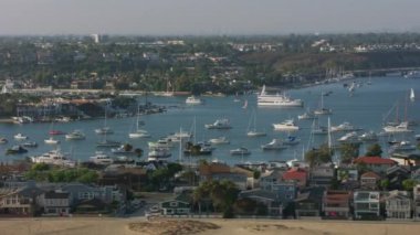Newport Beach, California - 2017 dolaylarında Newport Beach marinasının havadan çekimi. Cineflex ve RED Epic-W Helyum ile çekilmiştir..