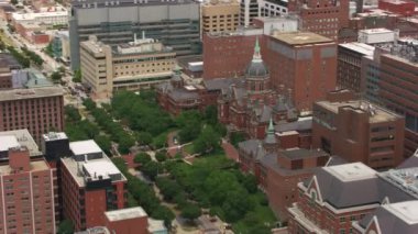 Baltimore, Maryland, takriben 2017, Johns Hopkins Hastanesi binasının havadan görünüşü. Cineflex ve RED Epic-W Helyum ile çekilmiştir..
