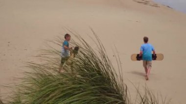 Oregon 'da kum tepelerinde gezen çocuklar