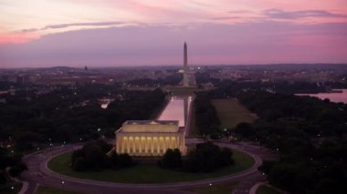 Washington, D.C. 2017 dolaylarında, gün doğumunda Lincoln Memorial 'ın yanından uçuyor. Cineflex ve RED Epic-W Helyum ile çekilmiştir..