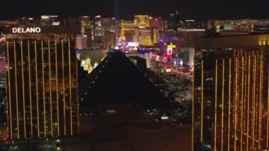 Las Vegas, Nevada dolayları-2017, Mandalay Bay Oteli ve kumarhanesinden uçmak Las Vegas Bulvarı 'nı gece ortaya çıkarıyor. Cineflex ve RED Epic-W Helyum ile çekilmiştir..