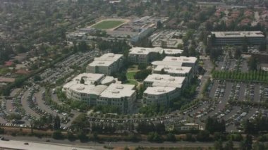 Cupertino, California - 2017 dolaylarında: Apple Kampüsü 'nün havadan çekimi. Cineflex ve RED Epic-W Helyum ile çekilmiştir..