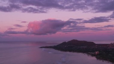 Honolulu, Oahu, Hawaii 2018 civarı. Diamond Head Krateri 'nin üzerinde güzel bir gün batımı. Cineflex ve RED Epic-W Helyum ile çekilmiştir..