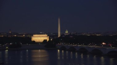 Washington, D.C. 2017 dolaylarında Arlington Memorial Köprüsü 'yle Potomac Nehri üzerinde Lincoln Memorial' a uçuyor. Cineflex ve RED Epic-W Helyum ile çekilmiştir..