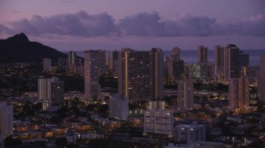 Waikiki, Oahu, Hawaii yaklaşık 2018, şafakta Waikiki 'nin havadan görünüşü. Cineflex ve RED Epic-W Helyum ile çekilmiştir..