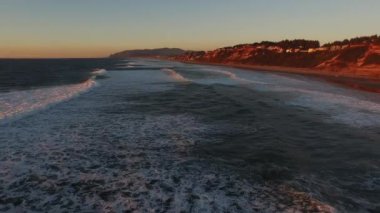 Gün batımında Oregon sahilinin havadan görüntüsü