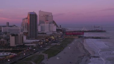 Atlantic City, New Jersey dolaylarında 2017, günbatımında Atlantic City kıyılarında uçuyor. Cineflex ve RED Epic-W Helyum ile çekilmiştir..