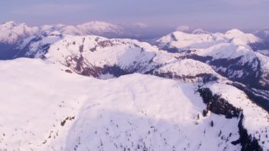 British Columbia, Kanada 2018 dolaylarında. Karla kaplı dağ sırasının havadan görünüşü. Helikopterden Cineflex gimbal ve RED Epic-W kamerasıyla çekildi..