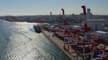 Tokyo, Japonya 2018 dolaylarında. Tokyo 'daki konteyner nakliye limanının havadan görüntüsü. Kırmızı kamerayla helikopterden çekilmiş..