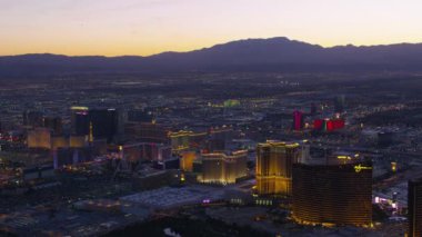 Las Vegas, Nevada dolaylarında 2017, alacakaranlıkta Las Vegas Bulvarı 'nın geniş hava manzarası. Cineflex ve RED Epic-W Helyum ile çekilmiştir..