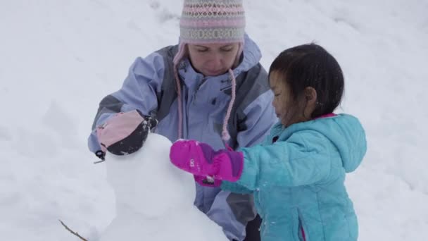 Äiti Tytär Rakentaa Lumiukko Yhdessä — kuvapankkivideo
