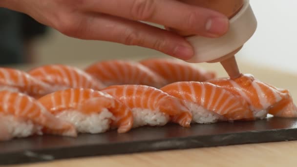 Chef Adiciona Molho Topo Sushi Close — Vídeo de Stock