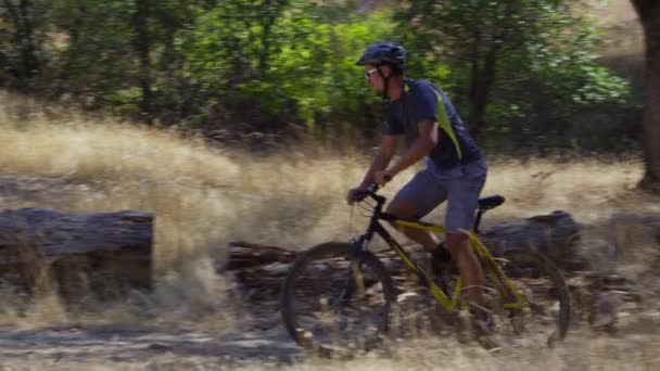 Mens Rijden Mountainbike Natuur — Stockvideo