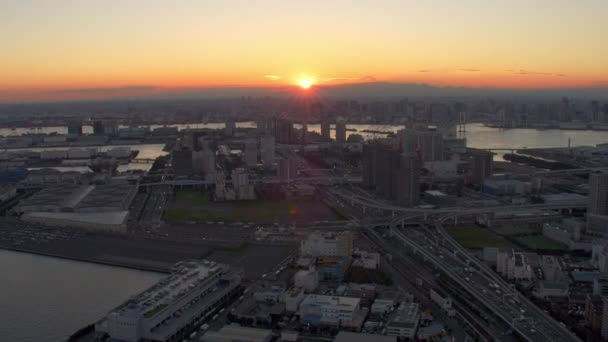 日本約2018年 東京湾とレインボーブリッジの夕日 レッドカメラでヘリコプターから撃たれた — ストック動画