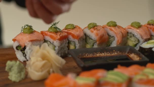 Séf Sushi Tekercseket Körettel Díszíti — Stock videók