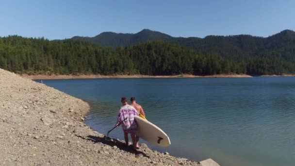 Pareja Caminando Por Lago Con Stand Paddle Boards — Vídeos de Stock