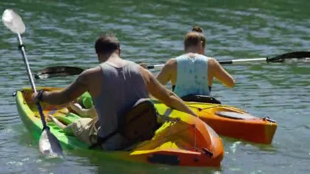 Casal Caiaque Lago — Vídeo de Stock