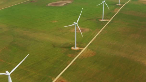 Luchtfoto Van Windturbines Landbouwgebieden — Stockvideo