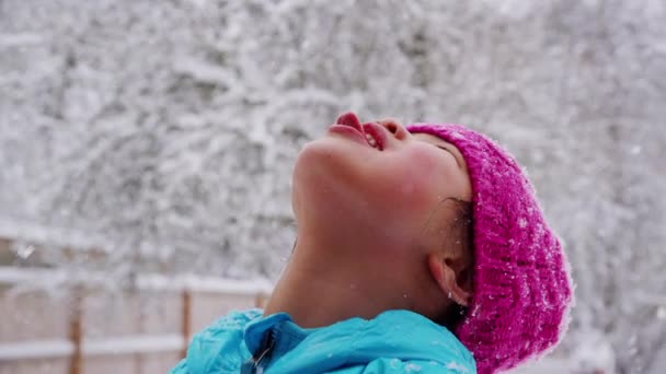 女孩在舌头上捕捉雪花 — 图库视频影像