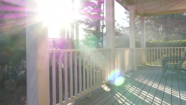 Сонячне Світло Світить Через Перила Ганку Пляжного Будинку — стокове відео